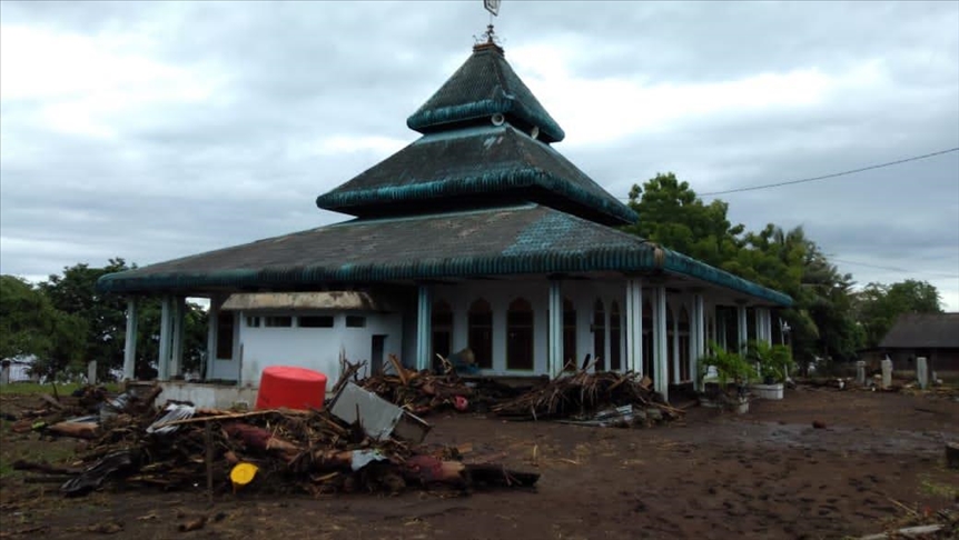 Cifra de muertos por inundaciones en Indonesia asciende a 80