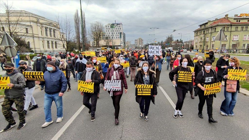Protest građana u Sarajevu: Traže ostavke Vijeća ministara i Vlade FBiH i uvođenje PCR testa za ulazak u BiH