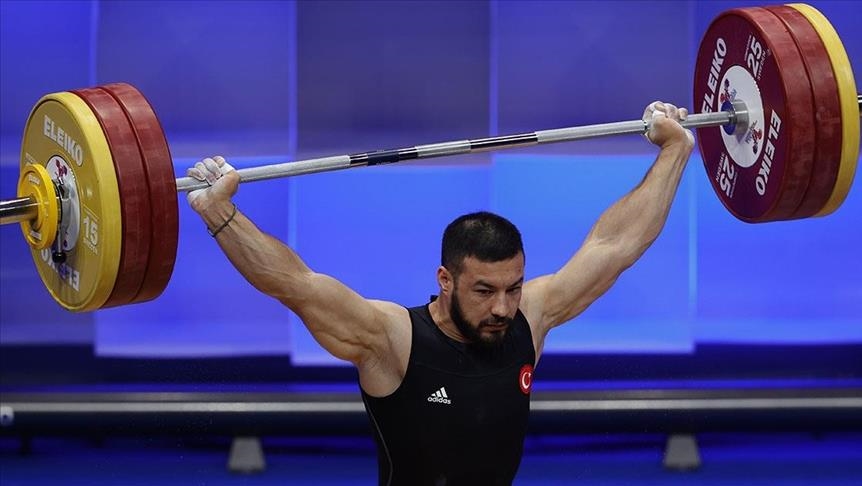 Турецкий тяжелоатлет стал чемпионом Европы, завоевав два “золота"