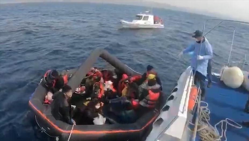 گارد ساحلی ترکیه 27 پناهجوی رها شده توسط یونان در آب‌های دریای اژه را نجات داد