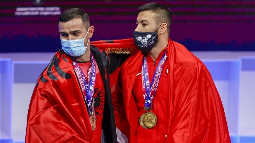 Турски кревач на тегови го собори европскиот рекорд