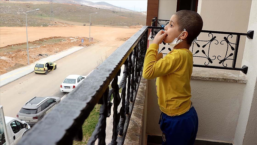 Cumhurbaşkanı Erdoğan'ın tedavisini üstlendiği küçük Taha hayalindeki balkonlu eve kavuştu