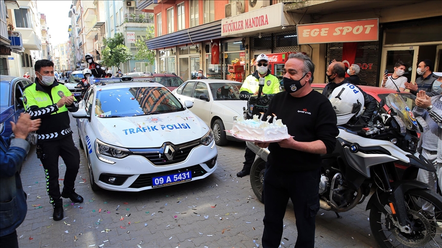 Aydın'da kavga ihbarı yapan esnaf, olay yerine gelen polislere pastayla sürpriz yaptı