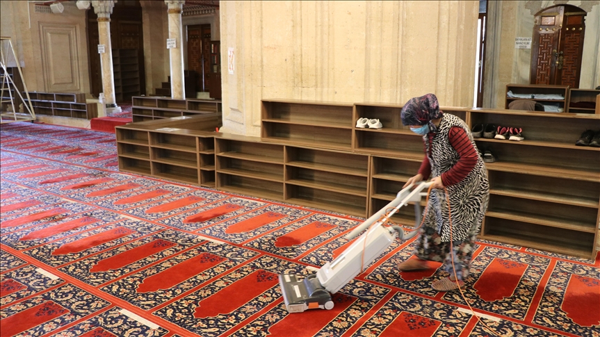 Selimiye Camisi'nde ramazan öncesi dezenfeksiyon, bahçesinde temizlik ve düzenleme çalışması yapıldı