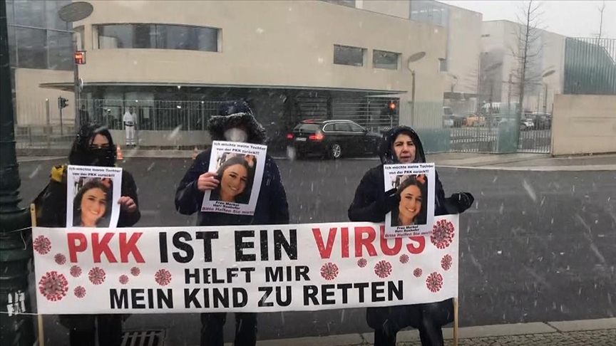 Almanya'da kızı PKK tarafından kaçırılan anne eylemini sürdürüyor