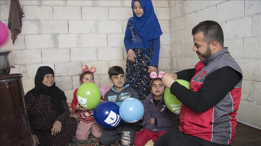 فتاة إدلب اليتيمة.. جمعية تركية تهب لمساعدة زينب (تقرير)