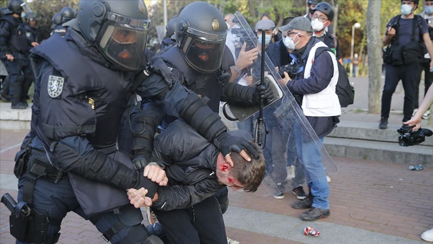 İspanya'da aşırı solun protesto ettiği aşırı sağcı Vox partisinin mitingi olaylı geçti