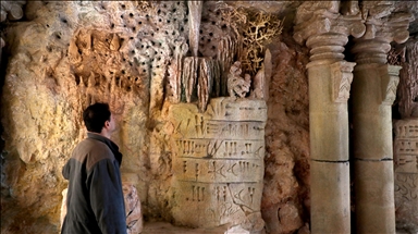 Një arkitekt sirian shpellën e shndërron në galeri arti