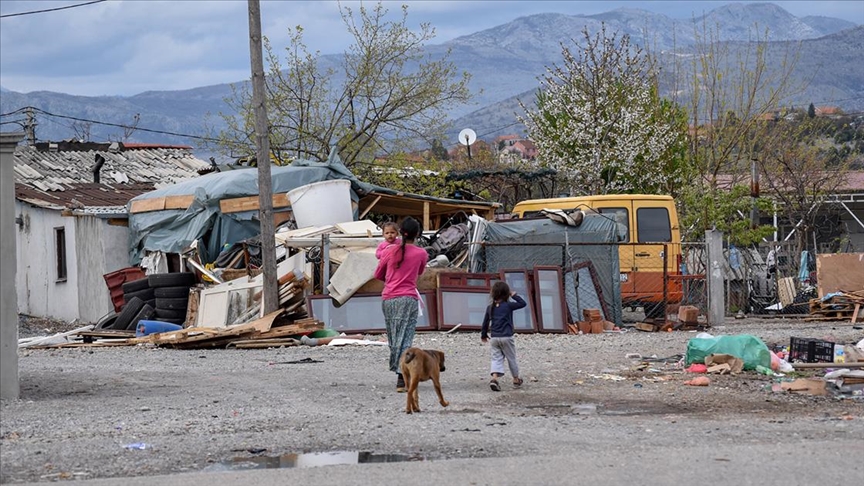 Crna Gora: Siromaštvo, neobrazovanost, diskriminacija i prosjačenje najveći problemi Roma