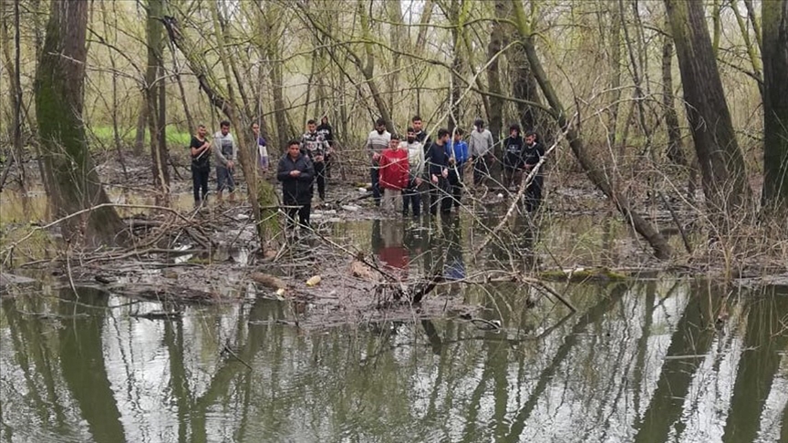 Yunanistan unsurlarınca şiddet gören 30 kişi, Meriç Nehri'nde mahsur kaldıkları adacıktan kurtarıldı