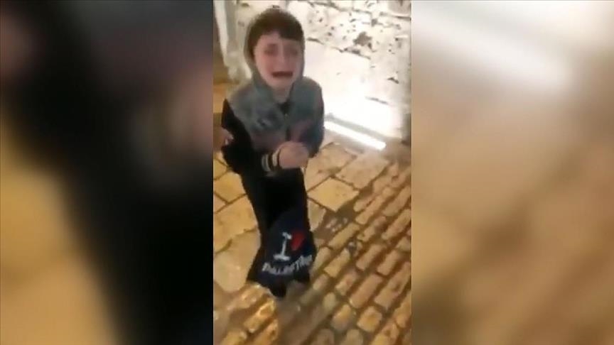 Die israelische Polizei griff einen Bürger vor seinen Kindern in Jerusalem an