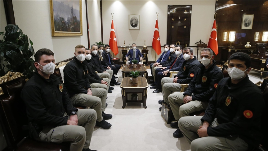 Cumhurbaşkanı Yardımcısı Oktay, Polis Teşkilatının 176. yılı dolayısıyla koruma polisleriyle bir araya geldi