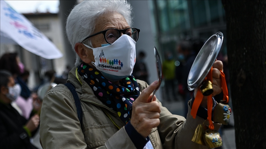 Italija: U Milanu održani protesti protiv vlasti zbog slabog odgovora na pandemiju