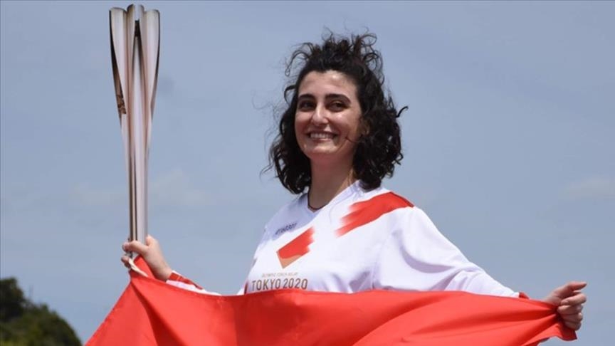 شابة تركية تحمل الشعلة الأولمبية بولاية "واكاياما" اليابانية