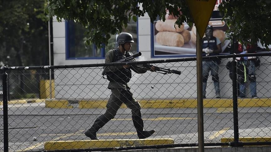 Colombia mobilizes forces to Venezuela border