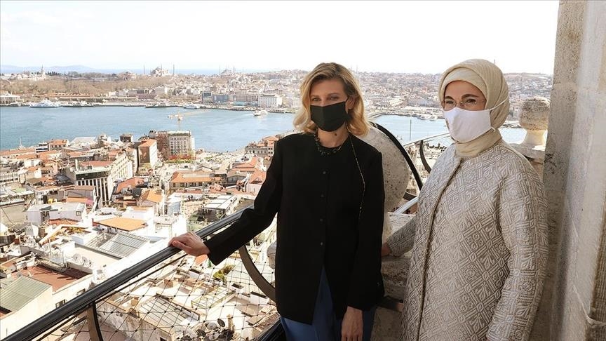 أمينة أردوغان تصطحب سيدة أوكرانيا الأولى في زيارة لبرج غالاطة