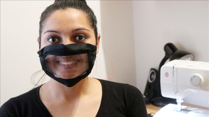Humanost Aleksandre Aleksandrović: Šije maske za osobe oštećenog sluha