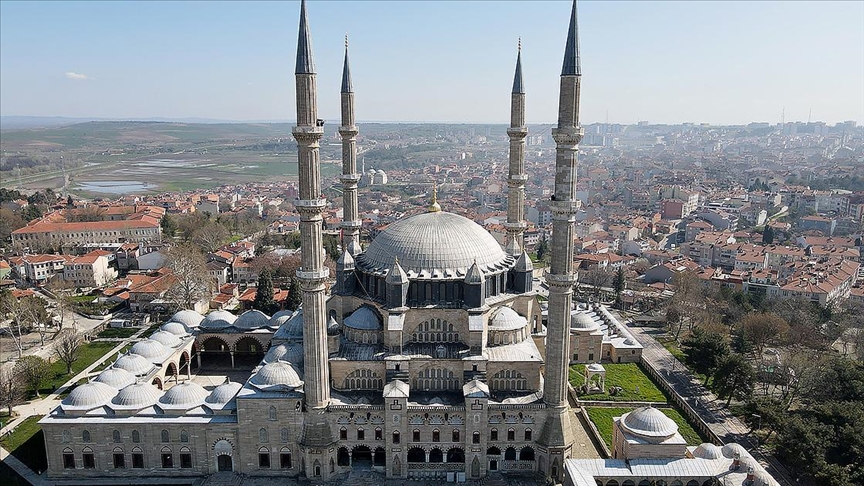 selimiye camisi minarelerine ramazan