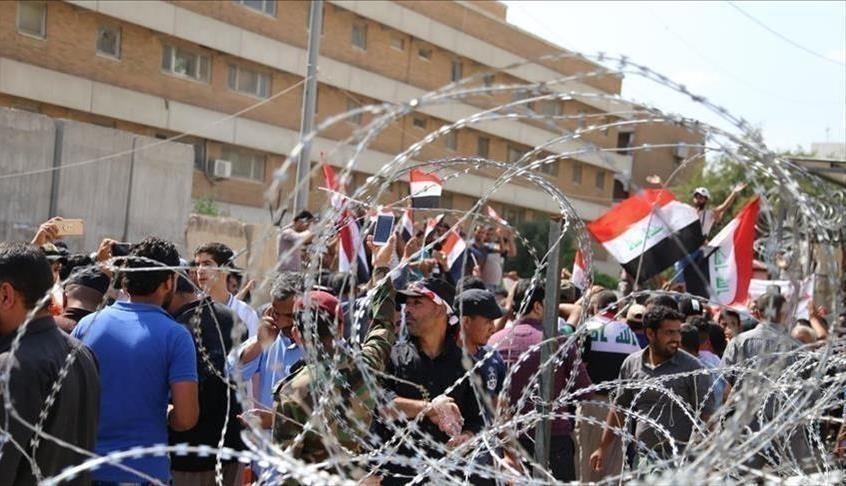 محتجون يغلقون جسورا وشركة نفطية جنوبي العراق