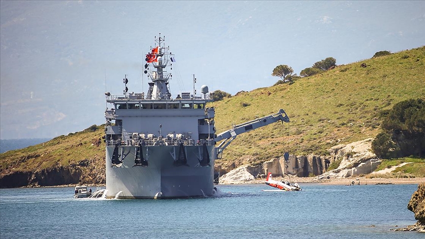 Ege'de denize düşen eğitim uçağının enkazı çıkarıldı