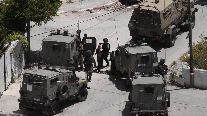الجيش الإسرائيلي يعتقل 25 فلسطينيا بالضفة الغربية 