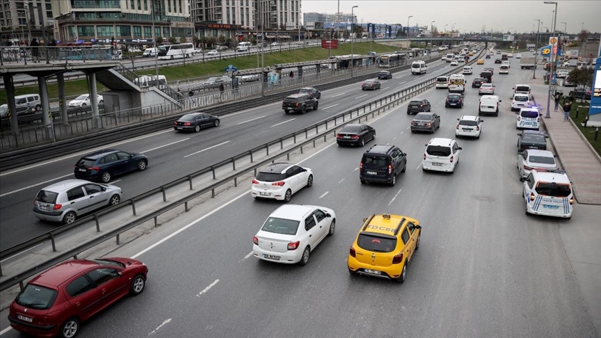 İstanbul'da sokağa çıkma kısıtlamasının sona ermesiyle trafik yoğunluğu arttı