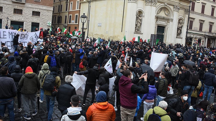 İtalya'da Draghi hükümeti Kovid-19 tedbirleri nedeniyle protesto edildi