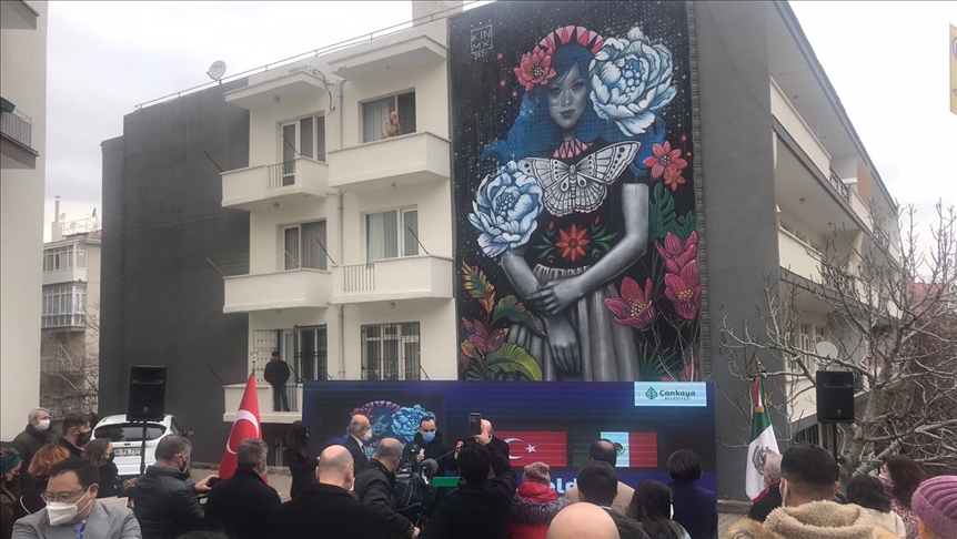 Mexican artist presents paintings with augmented reality