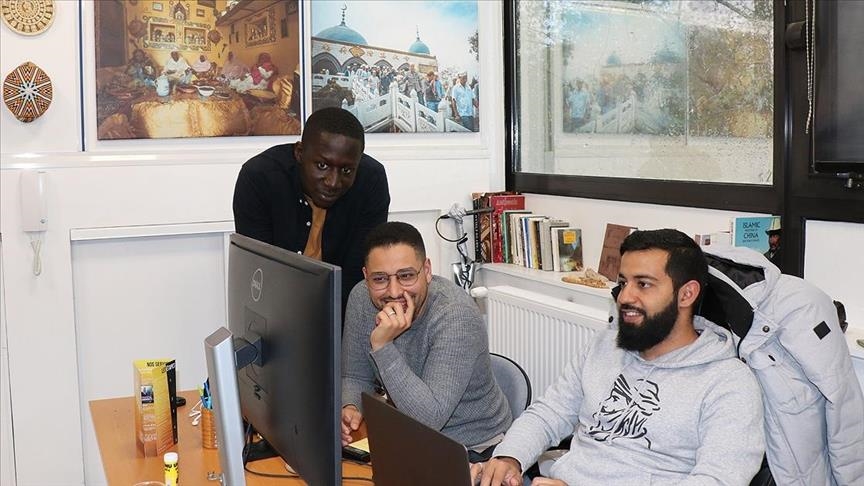 En France, trois jeunes musulmans relatent les histoires de musulmans autochtones et minoritaires