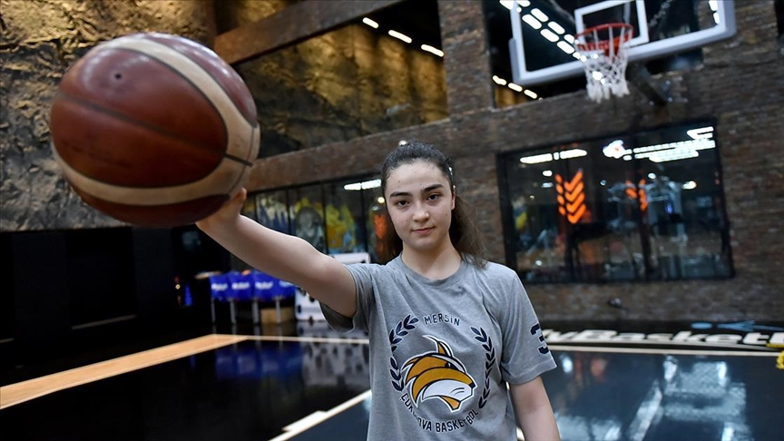 Kalbinin doğuştan delik olduğunu 17 yaşında öğrenen genç basketbolcunun A takım sevinci