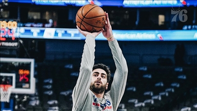 NBA'de 76ers milli basketbolcu Furkan'ın 20 sayısının yardımıyla Mavericks'i yendi