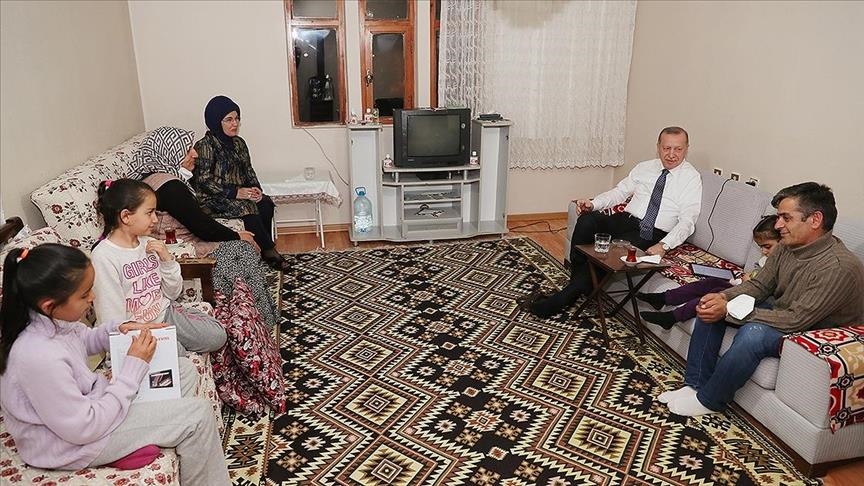 Turski predsjednik Erdogan i supruga gosti na iftaru kod porodice u Ankari