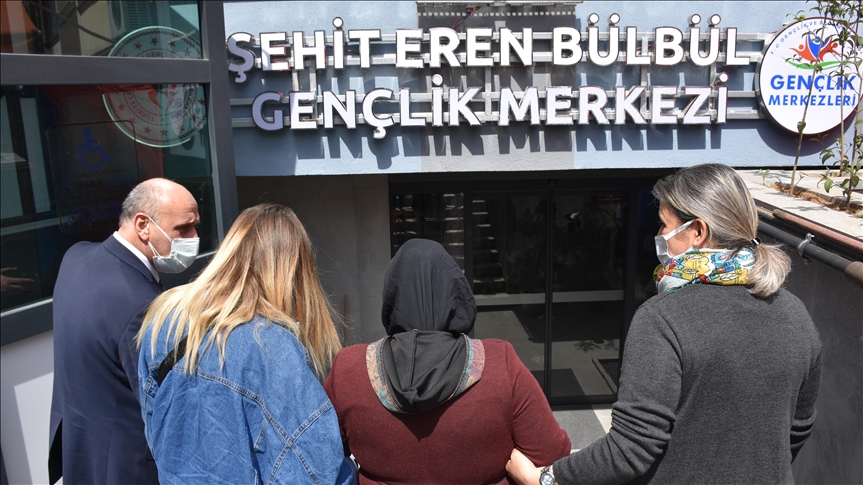 Şehit Eren Bülbül'ün annesi oğlunun isminin verildiği gençlik merkezini ziyaret etti