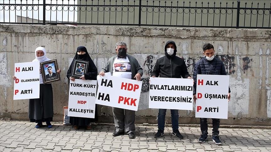 Li Mûşê 2 malbatan li pêşiya HDPyê çalakiya rûniştinê kir