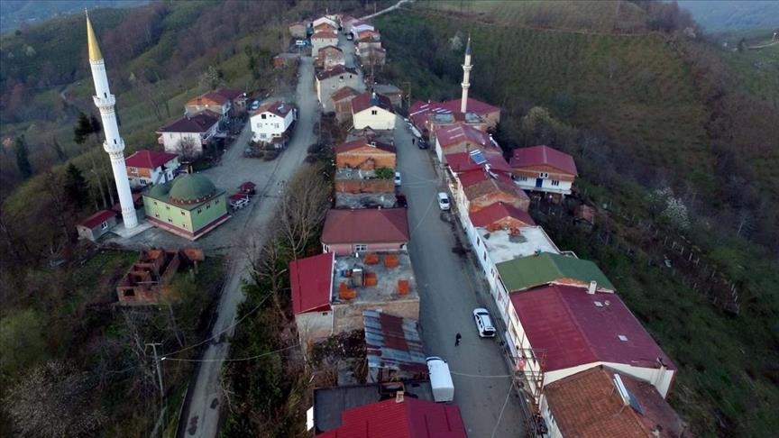 Турција: Иако живеат во иста улица, ифтарот го дочекуваат во различно време