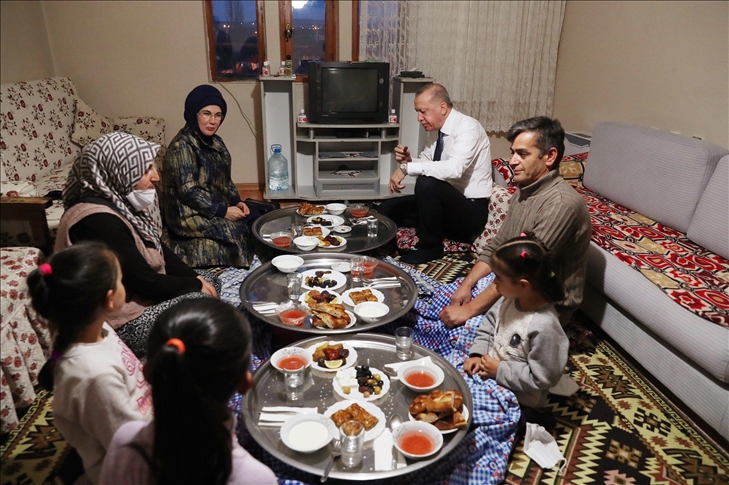 أردوغان يحل ضيفا على مائدة إفطار مواطن تركي