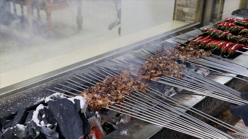 Şanlıurfa'da ramazanın vazgeçilmez lezzeti ciğer kebabı, tutkunlarına pakette ulaşıyor