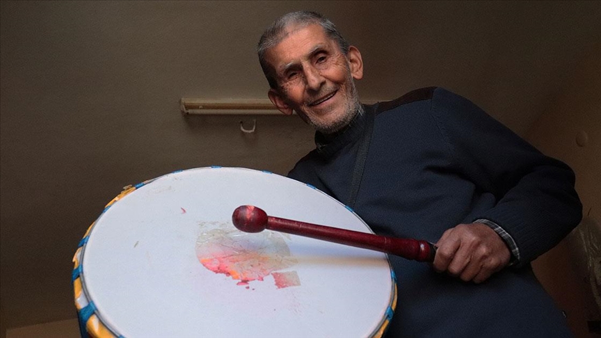 Hatay'da 75 yaşındaki davulcu 20 yıldır vatandaşları sahura kaldırıyor