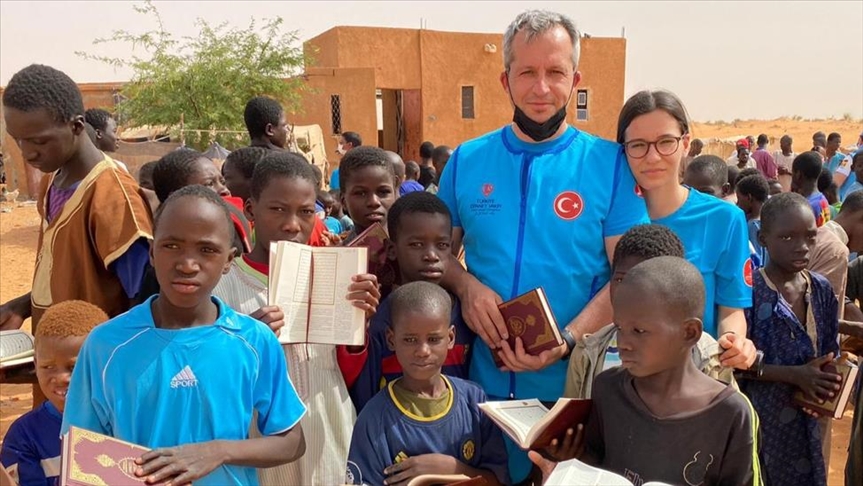 Almanya'da yaşayan Türk baba, hayat tecrübesi kazandırmak için kızını Afrika'ya yardım faaliyetine götürdü
