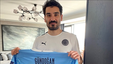 İlkay Gündoğan formasını, Ollier hastalığına yakalanan Dilara'nın tedavisi için açık artırmaya çıkardı