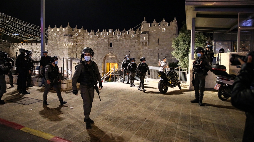 İsrail polisi bir kez daha Kudüs'te teravih namazı sonrası bir araya gelen Filistinlilere müdahale etti