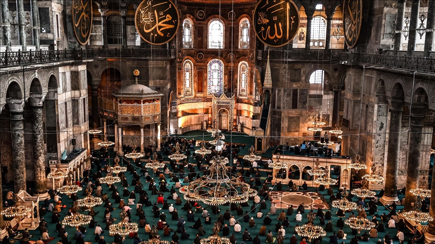 Xhumaja e parë e Ramazanit në Xhaminë Ajasofja falet nën masat e COVID-19