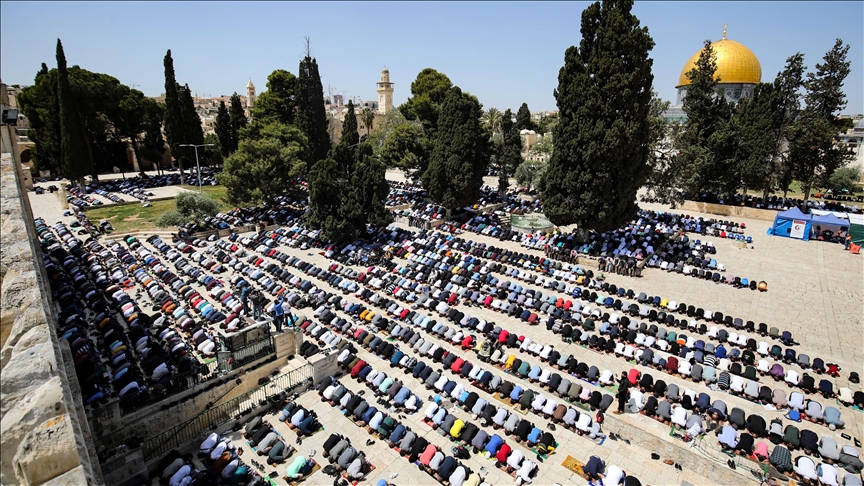Në Mesxhid al-Aksa 70 mijë palestinezë falën xhumanë e parë të Ramazanit