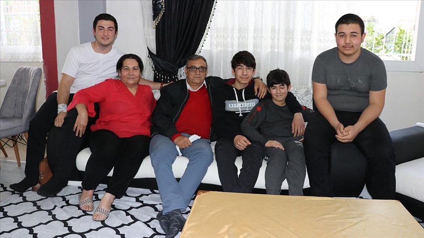 sevgi evleriyle baslayan gonullu anneligi koruyucu ailesi oldugu 4 cocuguyla surduruyor