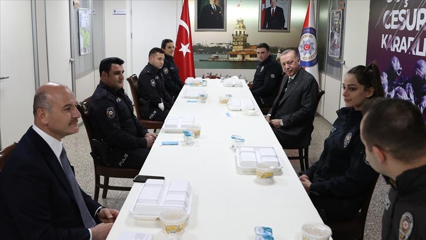 إسطنبول.. أردوغان يشارك عناصر الشرطة إفطارهم