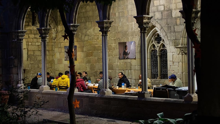 Salgın nedeniyle Barselona'daki Müslümanlar ilk kez kilise avlusunda iftar yapıyor