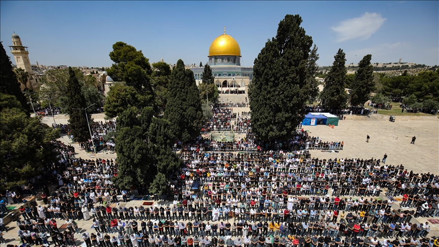 Ribuan jamaah salat di Masjid Al-Aqsa pada Jumat pertama Ramadhan