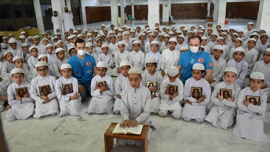 Türkiye Diyanet Vakfı, hayırseverlerin hediyesi Kur'an'ları Pakistan'daki öğrencilere ulaştırdı