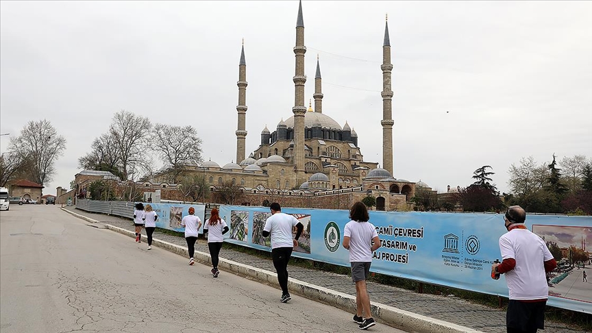 Selimiye Camisi'nin UNESCO'ya girişinin 10. yıl dönümünde atletler cami çevresinde10 tur attı