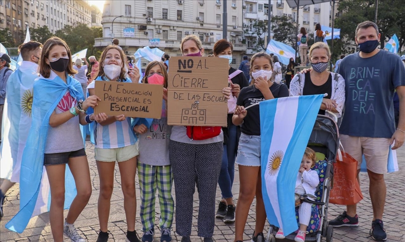 Li Arjantînê ji ber ku perwerdeya rûbirû hat betalkirin xwepêşandan çêbûn 